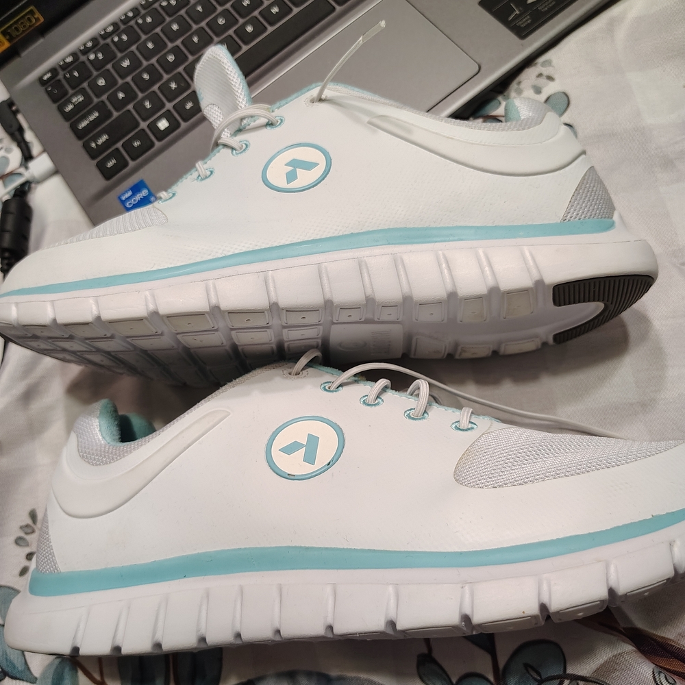 Women's Orthopedic ,Diabetic Shoes.  8.5WW White and Teal  Athletic Shoes.